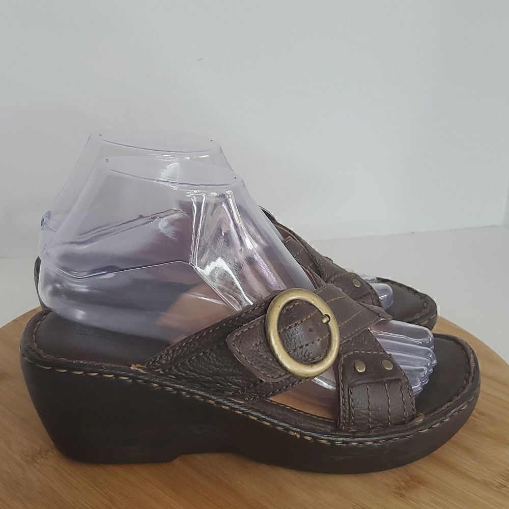 Born Brown Pebbled Leather Cross Strap Wedge Heel Sandals Buckle Size 7 W81086